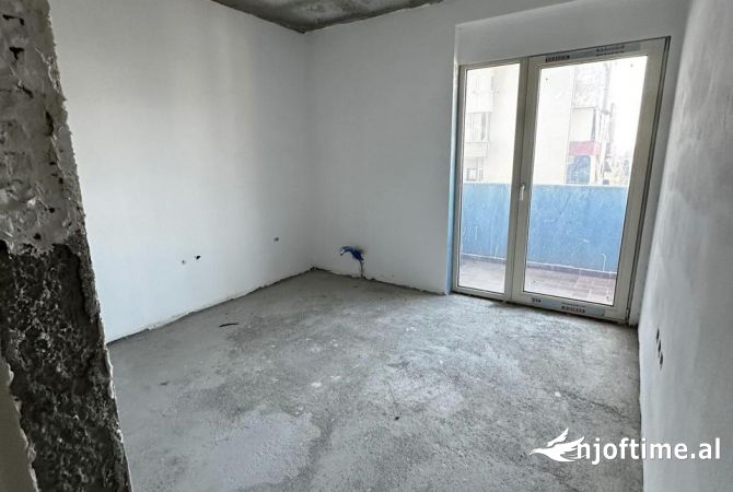 Shtepi ne shitje Apartament ne Elbasan, 3+1, Mobilimi Bosh, pa mobiluar, Pagesa 210,000  Euro.