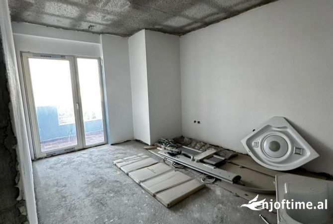 Shtepi ne shitje Apartament ne Elbasan, 3+1, Mobilimi Bosh, pa mobiluar, Pagesa 210,000  Euro.