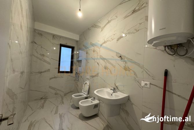 Shtepi me qera Apartament ne Tirane, 2+1, Mobilimi Bosh, pa mobiluar, Pagesa 700  Euro.