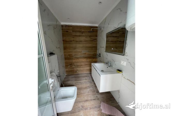 Shtepi ne shitje Apartament ne Tirane, Garsoniere, Mobilimi Bosh, pa mobiluar, Pagesa 60,000  Euro.