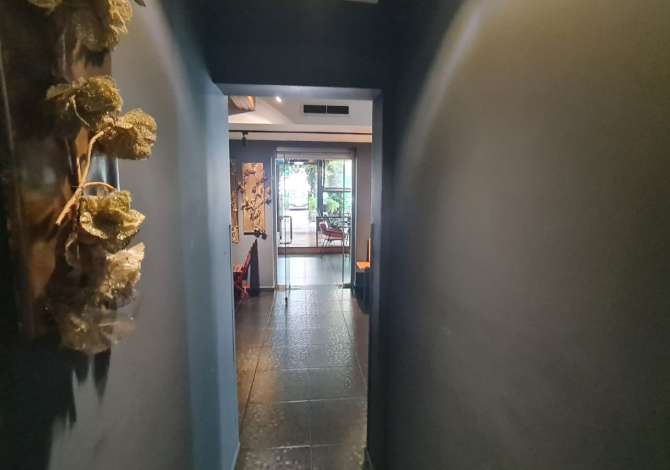 Lokali ndodhet buze rruge prane TV KLAN