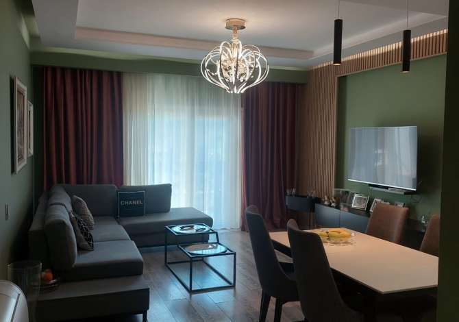 Jepet me qera 3+1 +2 tualete te rinovuara +2 ballkone tek Selvia rruga e Dibres. 