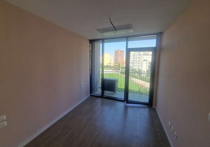 Jepet me qera ambjent per zyra te Lake view