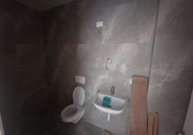 Jepet me qera ambjent per zyra te Lake view