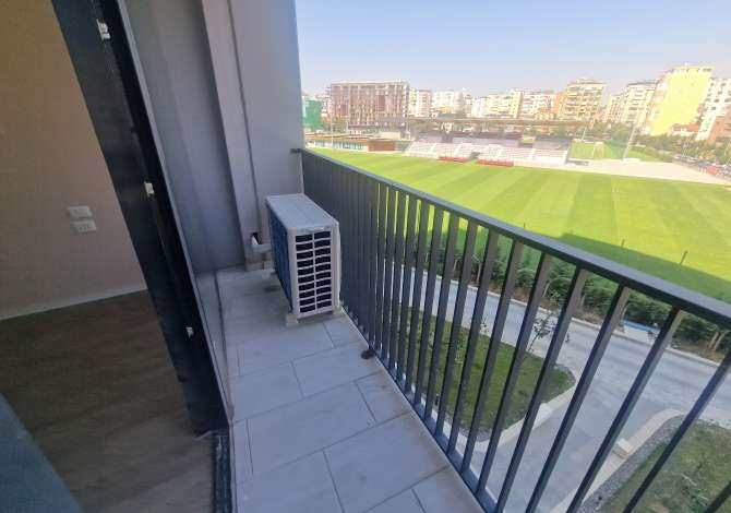 Jepet me qera ambjent per zyra te Lake view