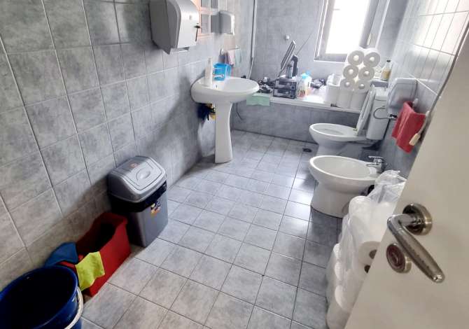 Jepet me qira Zyre prane Bllokut!