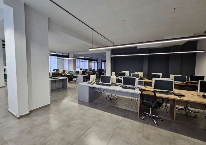 Jepet ambjent me qera  -Me siperfaqe 750m2 , Astir ⁃Jepet per cfar do lloj biznesi