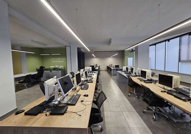 Jepet ambjent me qera  -Me siperfaqe 750m2 , Astir ⁃Jepet per cfar do lloj biznesi