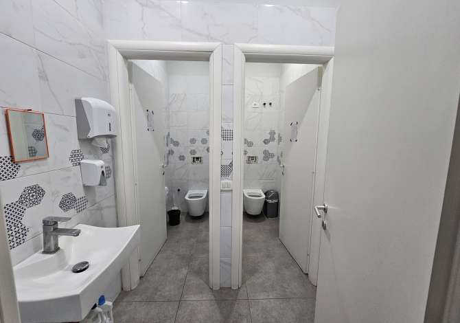 Jepet ambjent me qera  -Me siperfaqe 750m2 , Astir ⁃Jepet per cfar do lloj biznesi