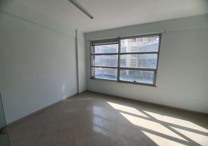 Jepet me qera ambjent per zyre brenda ne "Qatar Center" ne sheshin "Karl Topia" Zogu I zi