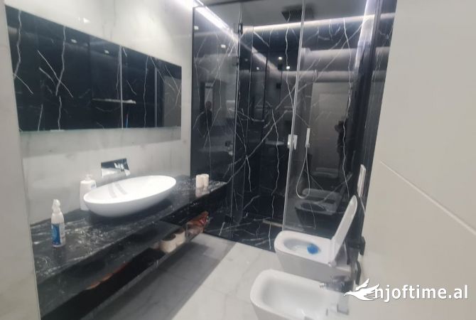 Jepet me qira njesi biznesi, ambjent i pershtatur per zyra Komuna Parisit 