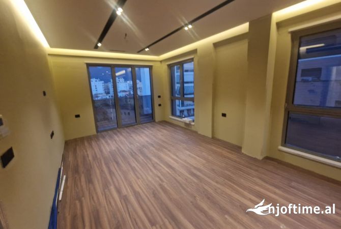 Ambient biznesi me qera 1+1 ne Tirane - 180,000 Leke