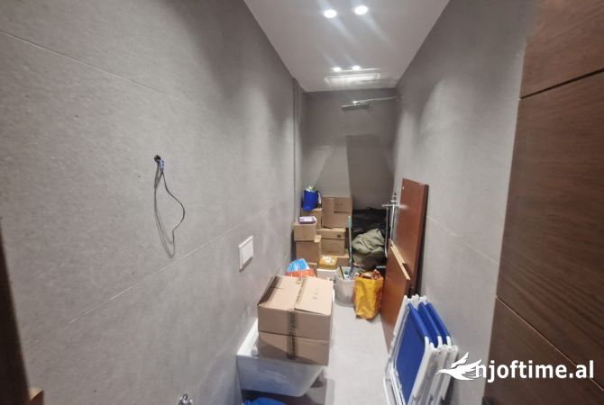 Jepet me qera ambjent lluksoz 120m2 te Rruga e Kavajes