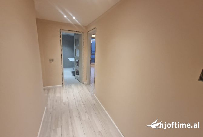 Jepet me qera ambjent lluksoz 90m2 te Rruga e Kavajes