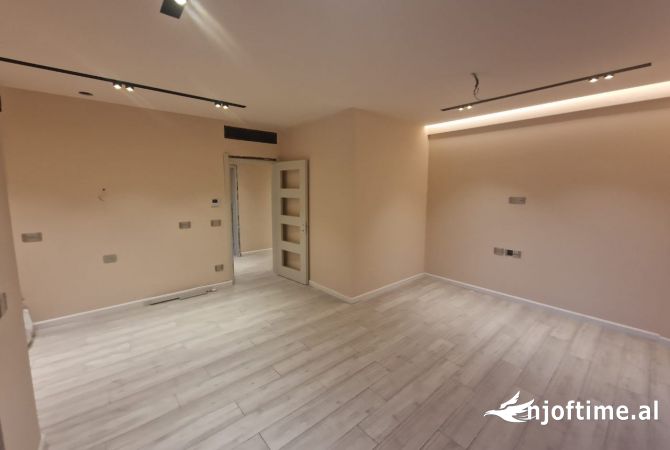 Ambient biznesi me qera 3+1 ne Tirane - 135,000 Leke