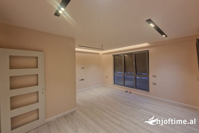 Ambient biznesi me qera 3+1 ne Tirane - 135,000 Leke