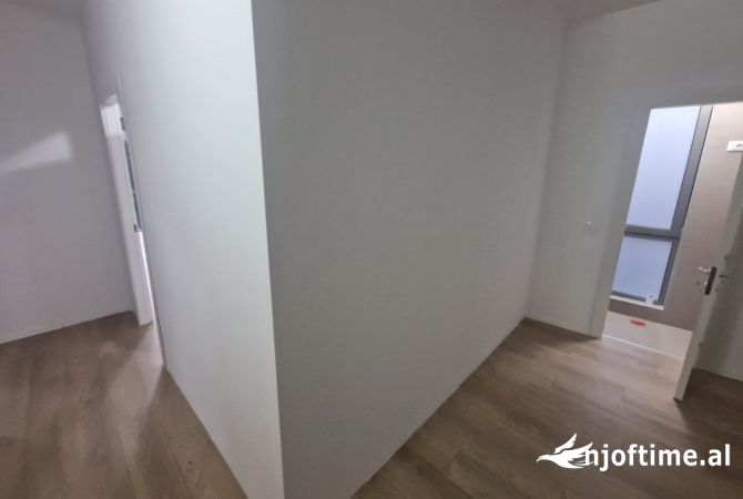 Jepet me qera ambjent 140m2 te Rruga e Kavajes