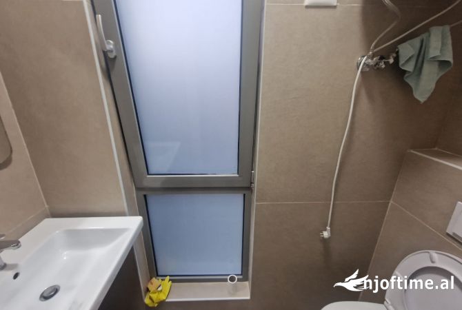 Jepet me qera ambjent 140m2 te Rruga e Kavajes