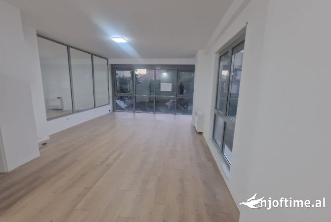 Jepet me qera ambjent 140m2 te Rruga e Kavajes