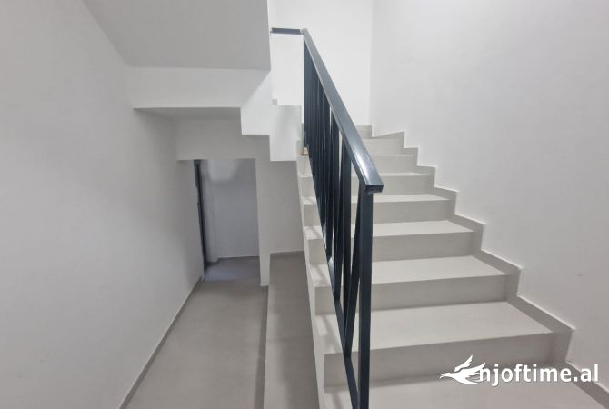 Jepet me qera ambjent 140m2 te Rruga e Kavajes