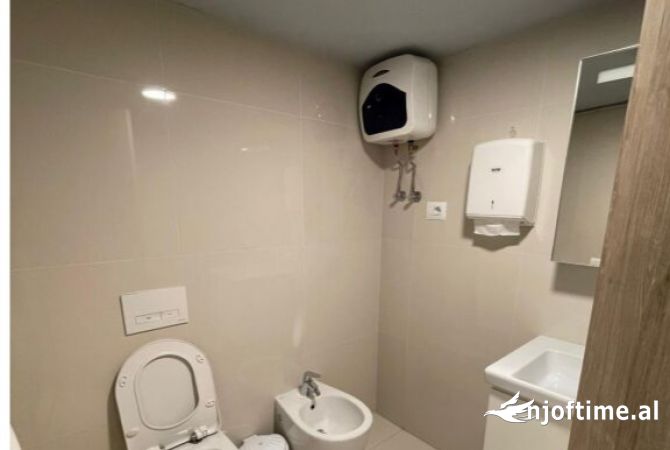 Jepet me qera ambjent per zyra te rruga e Barrikadave