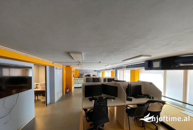 Jepet me qera ambjent per zyra te rruga e Barrikadave