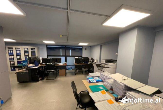 Jepet me qera ambjent per zyra te rruga e Barrikadave