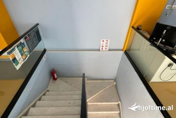 Jepet me qera ambjent per zyra te rruga e Barrikadave