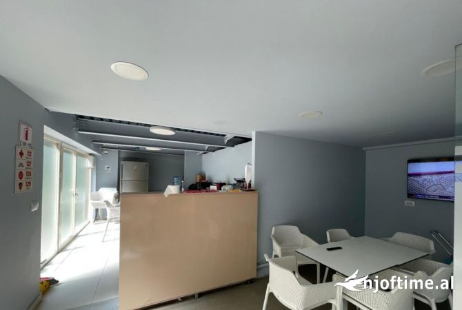 Jepet me qera ambjent per zyra te rruga e Barrikadave