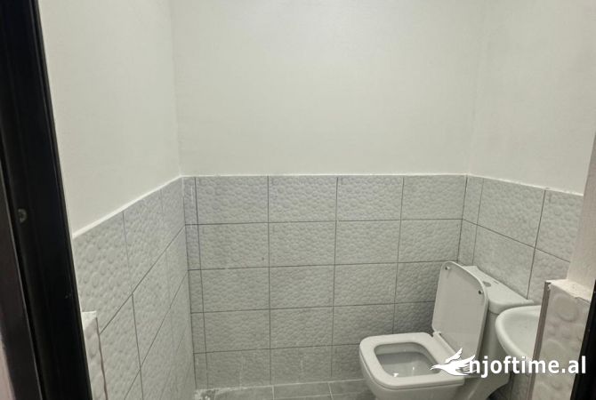 Ambient biznesi me qera 1+1 ne Tirane - 50,000 Leke