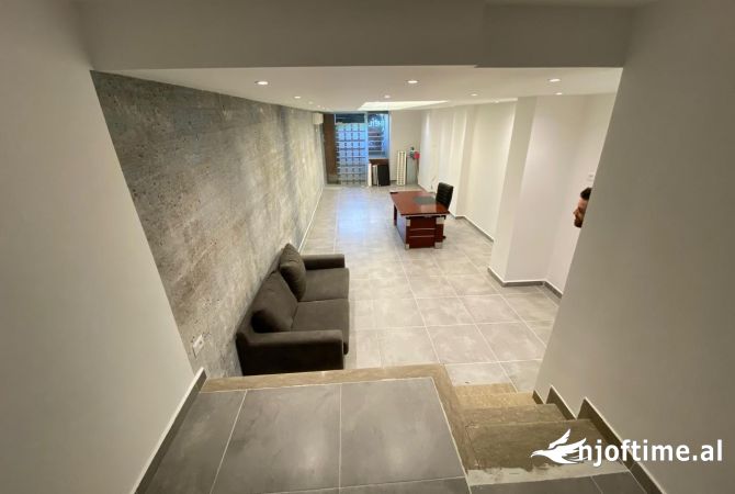 Jepet me qera ambjent per zyra te rruga e Bogdaneve. 