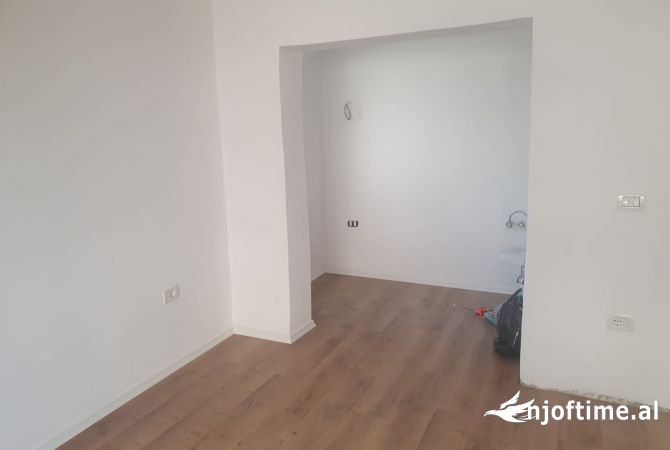 Shtepi ne shitje Apartament ne Tirane, 2+1, Mobilimi Bosh, pa mobiluar, Pagesa 140,000  Euro.