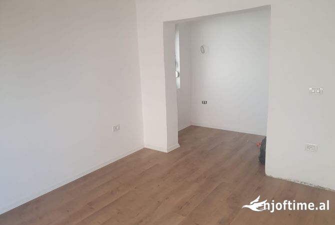Shtepi ne shitje Apartament ne Tirane, 2+1, Mobilimi Bosh, pa mobiluar, Pagesa 140,000  Euro.