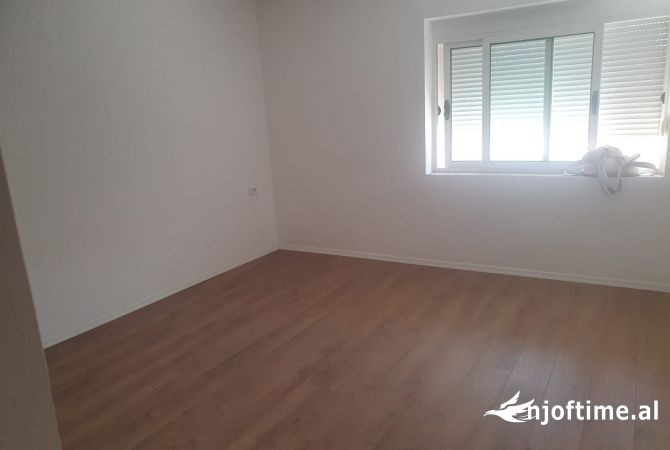 Shtepi ne shitje Apartament ne Tirane, 2+1, Mobilimi Bosh, pa mobiluar, Pagesa 140,000  Euro.