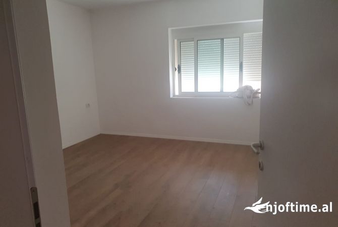 Shtepi ne shitje Apartament ne Tirane, 2+1, Mobilimi Bosh, pa mobiluar, Pagesa 140,000  Euro.