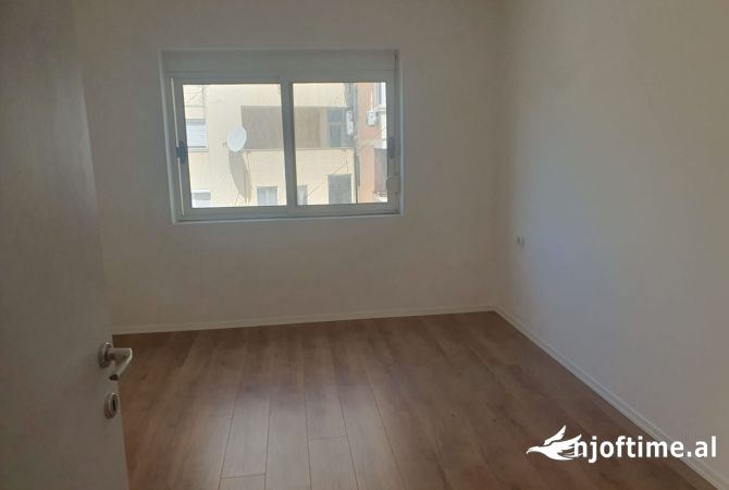 Shtepi ne shitje Apartament ne Tirane, 2+1, Mobilimi Bosh, pa mobiluar, Pagesa 140,000  Euro.