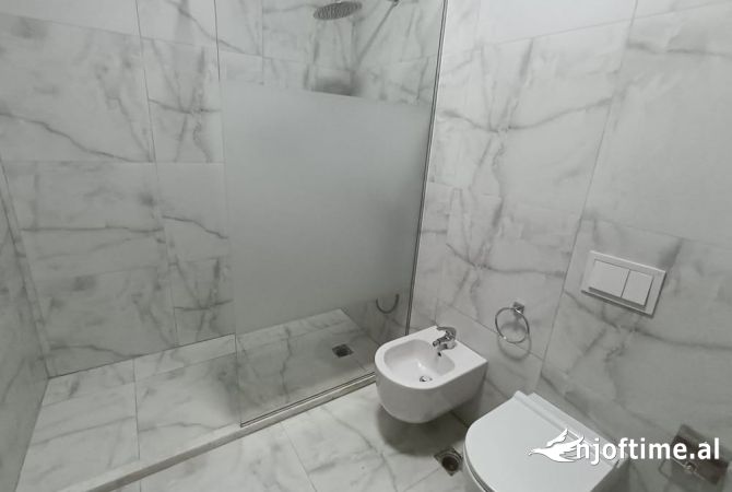 Jepet per qira apartament per banim ose per zyra ne zonen e tregut ushqimor prane shkolles 1 Qershor