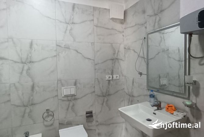 Jepet per qira apartament per banim ose per zyra ne zonen e tregut ushqimor prane shkolles 1 Qershor