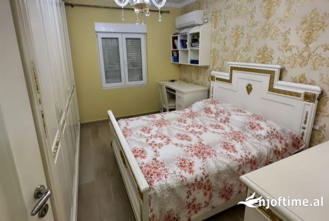 Shtepi ne shitje Apartament ne Tirane, 2+1, Mobilimi E mobiluar, Pagesa 130,000  Euro.