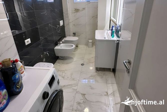 Shtepi ne shitje Apartament ne Tirane, 2+1, Mobilimi E mobiluar, Pagesa 130,000  Euro.