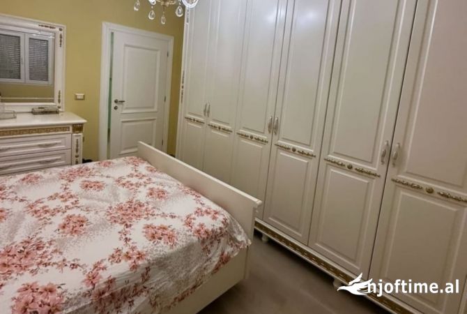 Shtepi ne shitje Apartament ne Tirane, 2+1, Mobilimi E mobiluar, Pagesa 130,000  Euro.