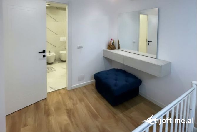 Shtepi ne shitje Apartament ne Tirane, 2+1, Mobilimi E mobiluar, Pagesa 229,000  Euro.