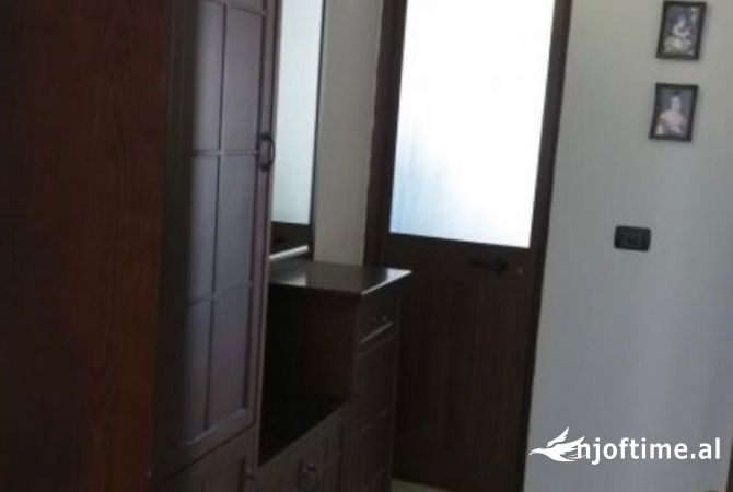 Shtepi ne shitje Apartament ne Tirane, 3+1, Mobilimi E mobiluar, Pagesa 110,000  Euro.