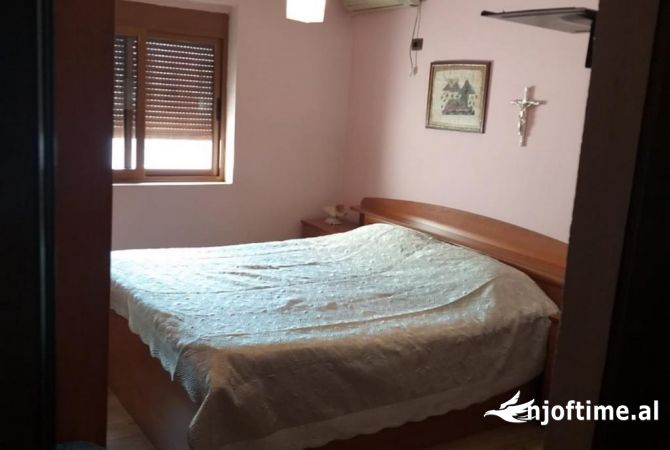 Shtepi ne shitje Apartament ne Tirane, 3+1, Mobilimi E mobiluar, Pagesa 110,000  Euro.