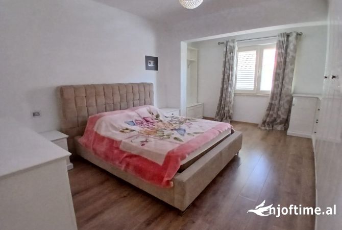 Shtepi me qera Vila Luksoze ne Tirane, 6+1, Mobilimi E mobiluar, Pagesa 8,500  Euro.