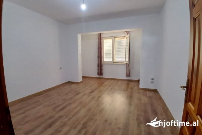 Shtepi me qera Vila Luksoze ne Tirane, 6+1, Mobilimi E mobiluar, Pagesa 8,500  Euro.