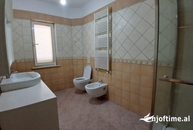 Shtepi me qera Vila Luksoze ne Tirane, 6+1, Mobilimi E mobiluar, Pagesa 8,500  Euro.