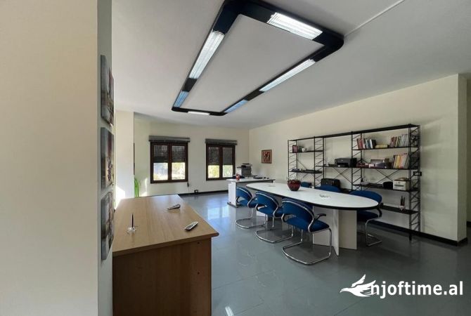 Ambient biznesi me qera 2+1 ne Tirane - 800 Euro