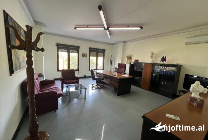 Ambient biznesi me qera 2+1 ne Tirane - 800 Euro
