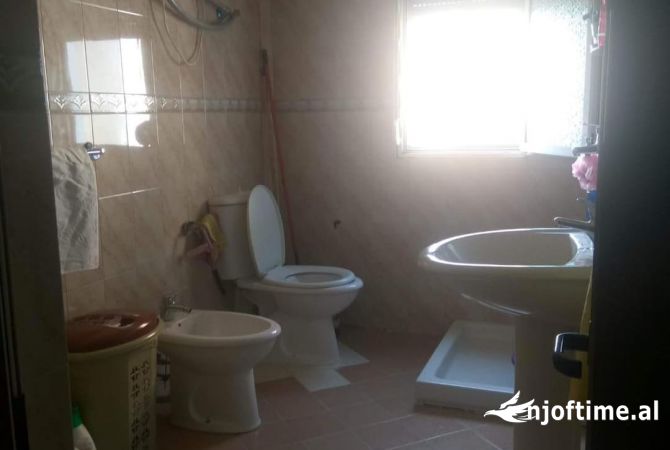 Shtepi ne shitje Apartament ne Tirane, 2+1, Mobilimi E mobiluar, Pagesa 110,000  Euro.